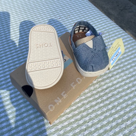 Toms - Picture 2 of 3